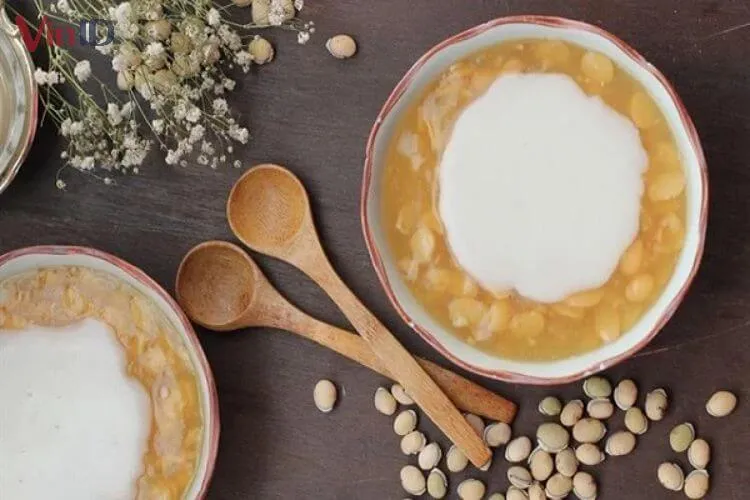 Chén chè đậu ván vàng óng với lớp cốt dừa béo ngậy