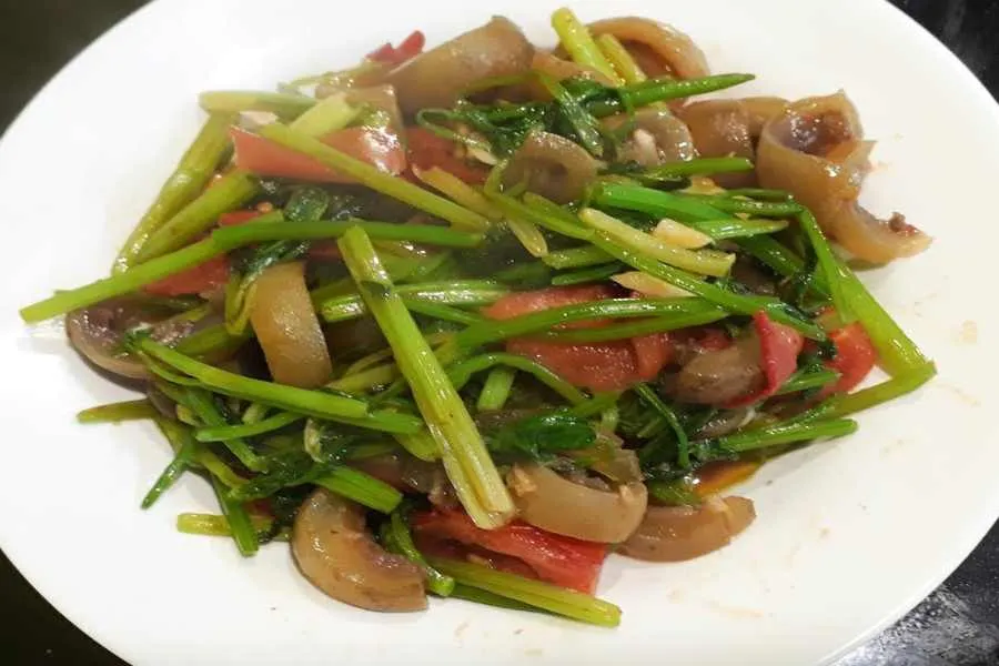 Da bò xào cần tây giòn ngon đậm đà