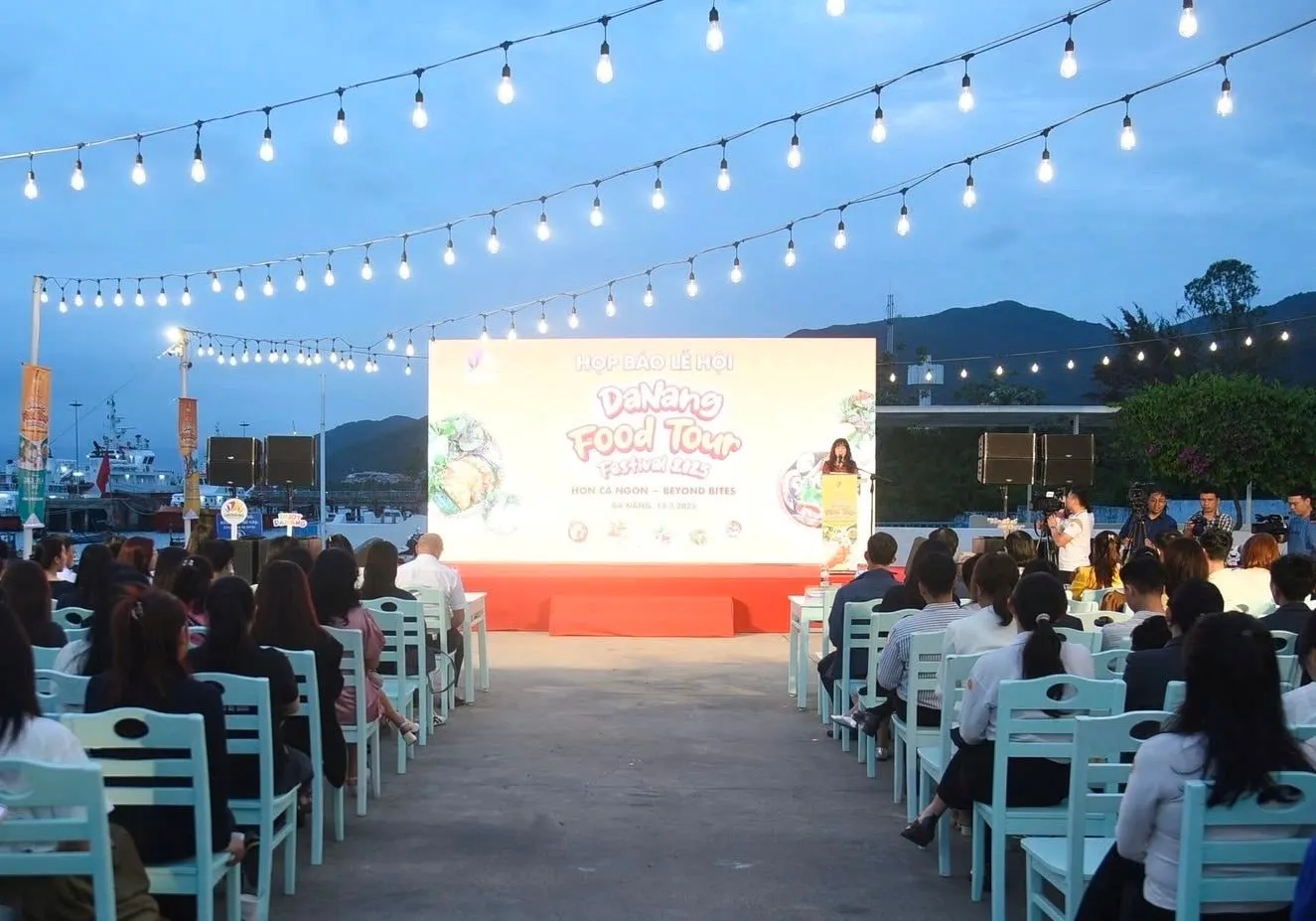 Chụp ảnh họp báo công bố lễ hội ẩm thực Đà Nẵng 2026 với sự góp mặt của nhiều đơn vị.