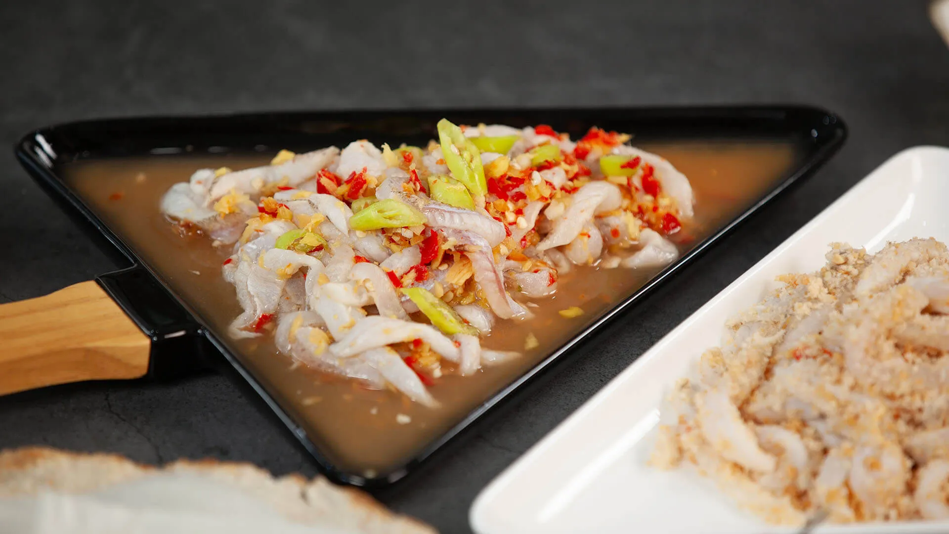 Thưởng thức gỏi cá Nam Ô nổi tiếng trong khuôn khổ lễ hội ẩm thực Đà Nẵng.