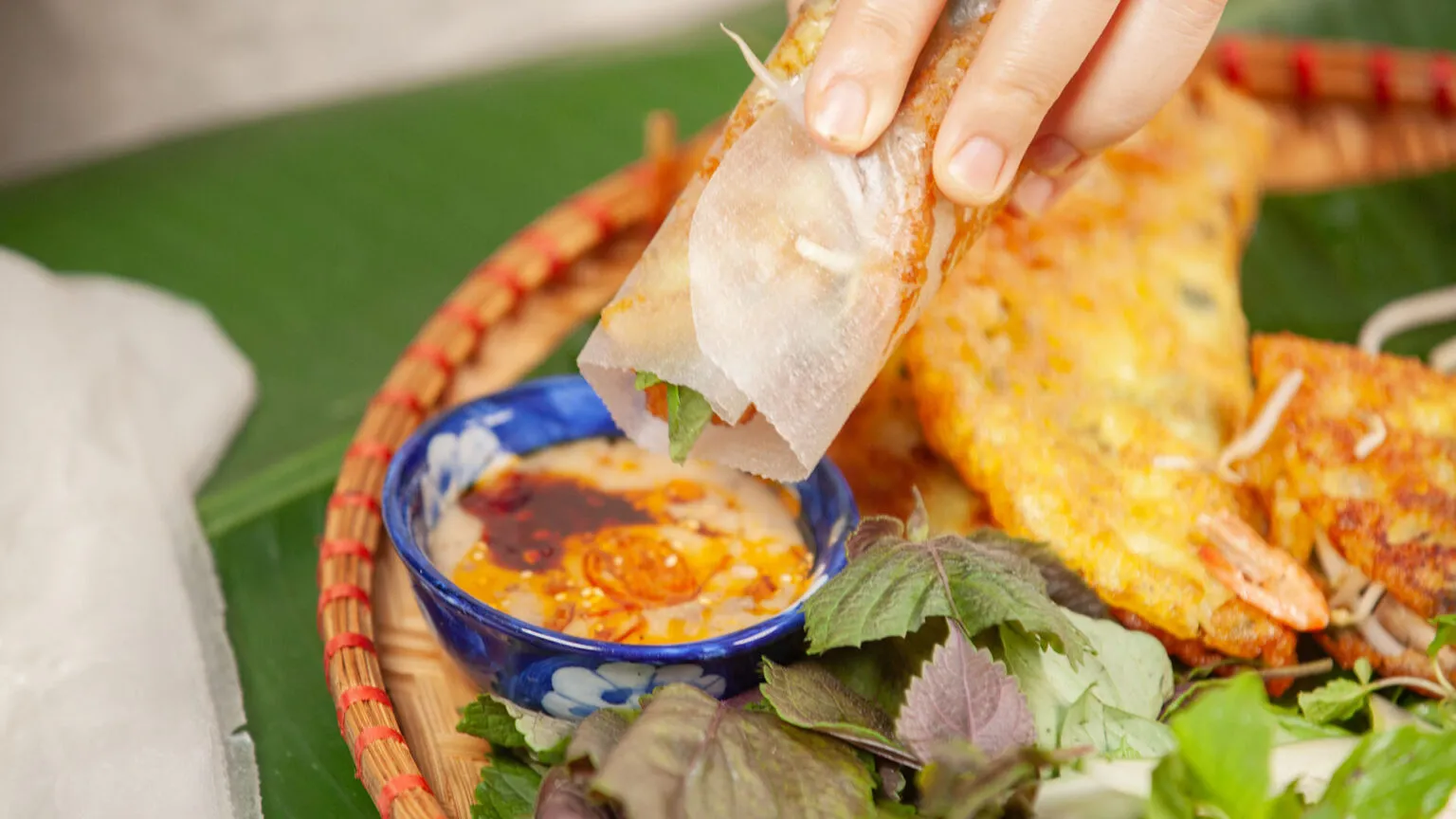 Món bánh xèo tôm thịt giòn rụm đặc sắc tại các gian hàng lễ hội ẩm thực Đà Nẵng.