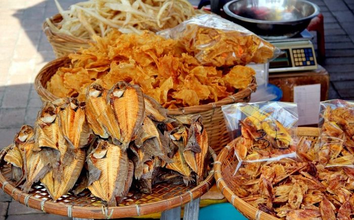 Khám Phá Đặc Sản Đà Nẵng: Từ Món Ăn Đường Phố Đến Quà Tặng Đậm Đà Hương Vị Biển