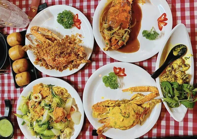 Đặc sản hải sản Hồ Tràm: Cua sốt và hàu thơm ngon tại nhà hàng Lob