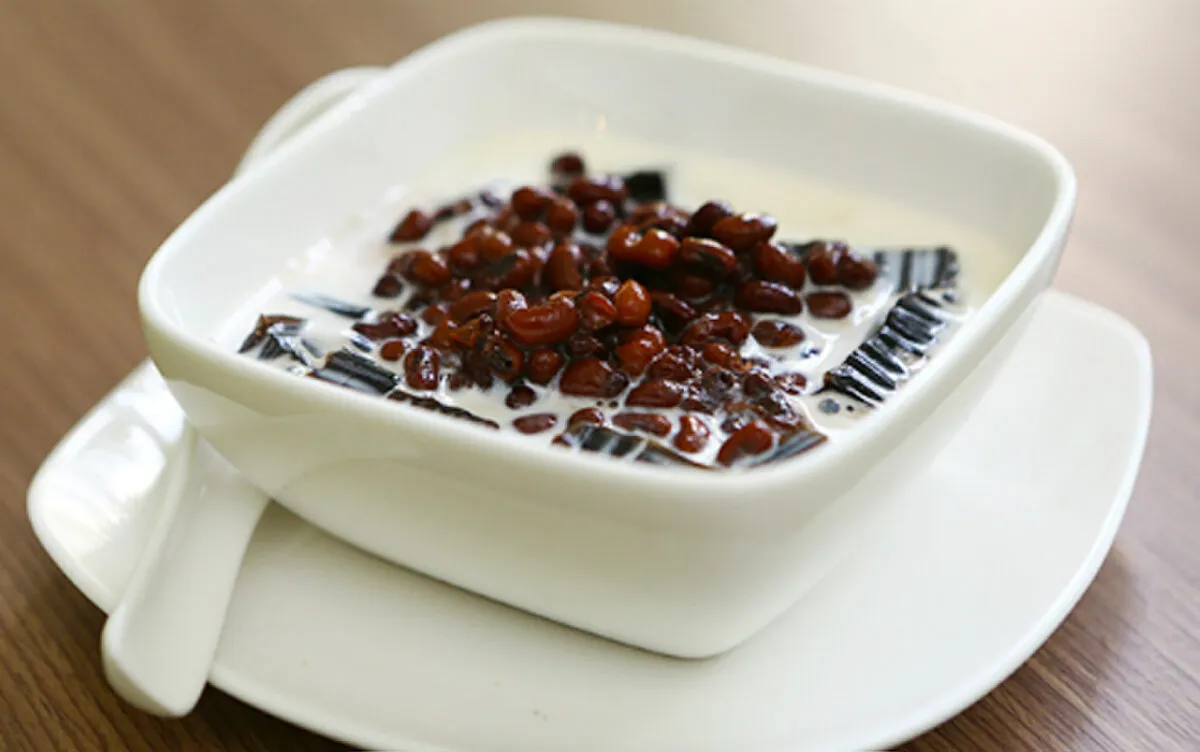 Top 10 quán chè ngon ở Hội An không thể không kể đến chè đậu đỏ cô Trúc