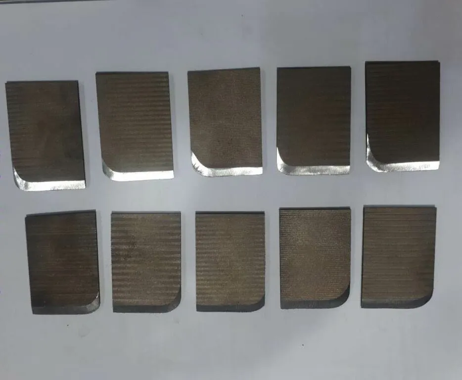 Cận cảnh lưỡi dao thép chuyên dụng để tách vỏ hạt điều thủ công