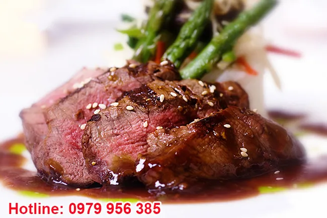 Sự cầu kỳ trong trình bày các món chính tại hệ thống nhà hàng sang trọng