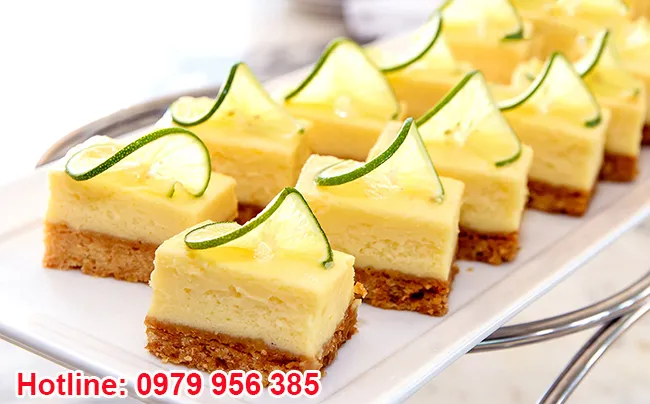 Nghệ thuật tráng miệng với bánh ngọt và trái cây tươi chuẩn 5 sao