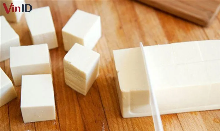 Thái đậu phụ thành miếng vuông vức giúp món ăn trông đẹp mắt hơn