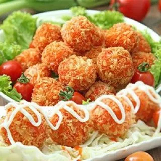 Viên hải sản rau củ chiên vàng giòn, xếp trên đĩa trắng kèm tương ớt