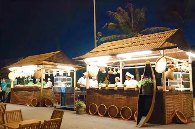 Gian hàng ẩm thực với khung tre và mái lá dừa
