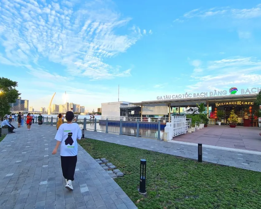 Đi bộ tại Bến Bạch Đằng