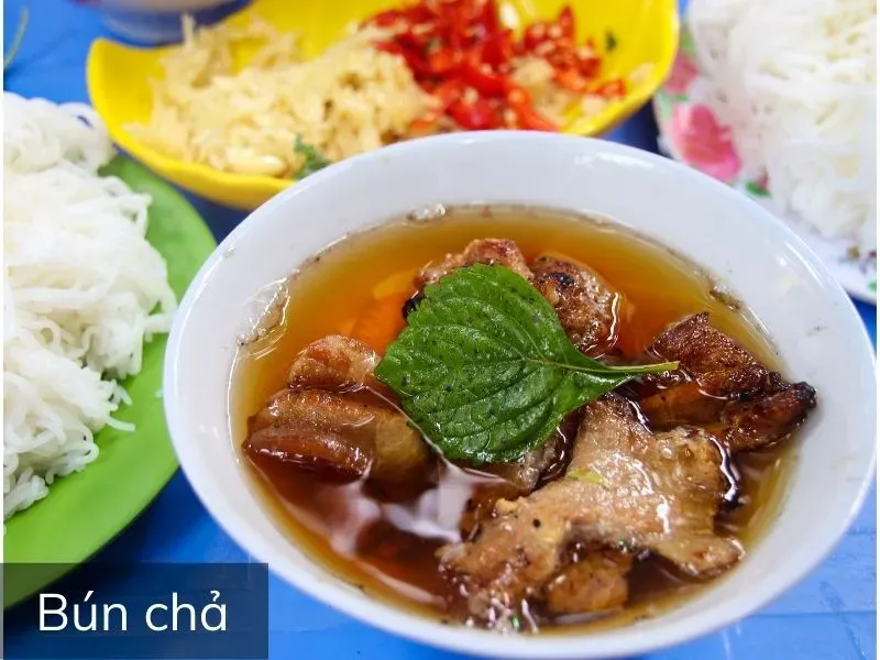 Đĩa bún chả Hà Nội đầy đặn với chả nướng thơm lừng, món ngon nổi tiếng