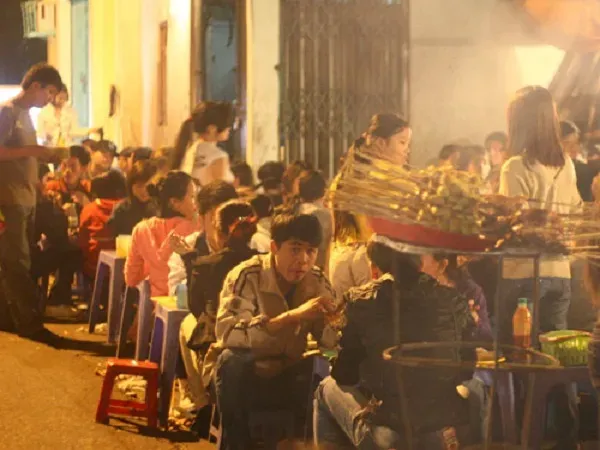 Đĩa chân gà nướng vàng ruộm, hấp dẫn, sẵn sàng phục vụ thực khách yêu thích món nhậu đêm