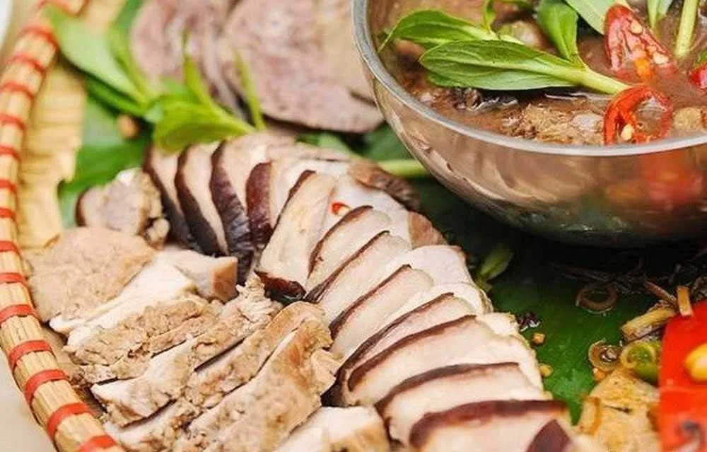 Lợn mán thui luộc với lớp da vàng bóng đặc trưng