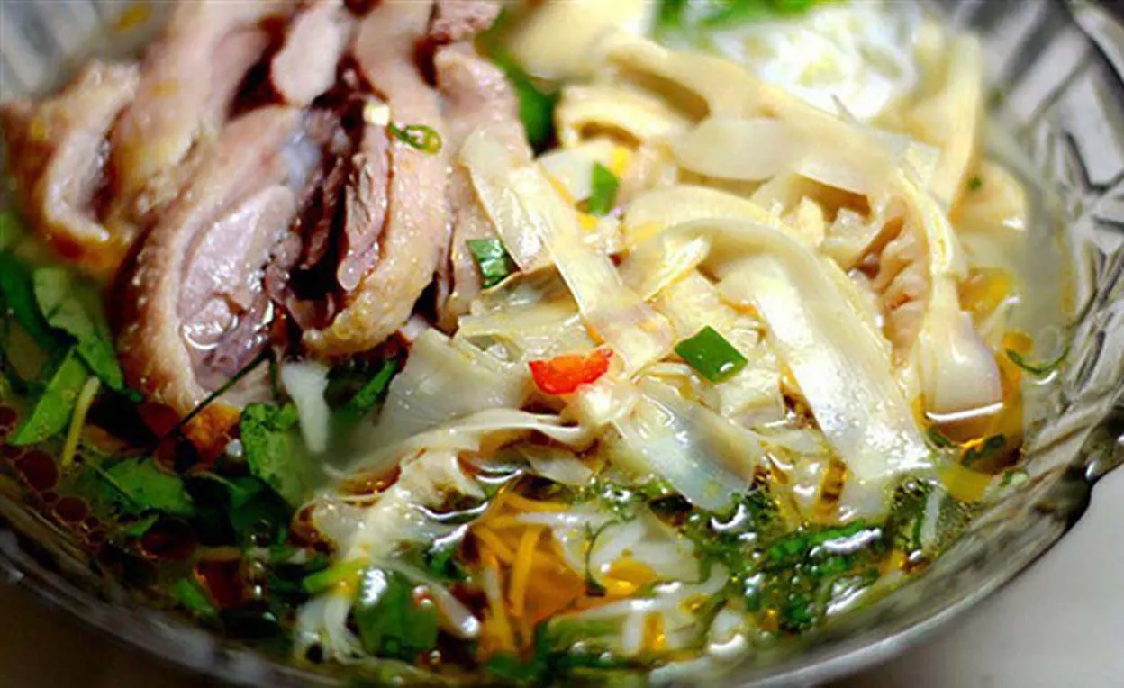 Măng chua nấu thịt gà với nước canh chua đậm đà