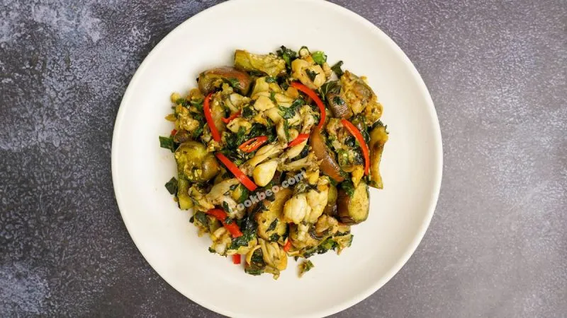 Đĩa ếch xào cà tím hấp dẫn, sẵn sàng để thưởng thức cùng cơm nóng