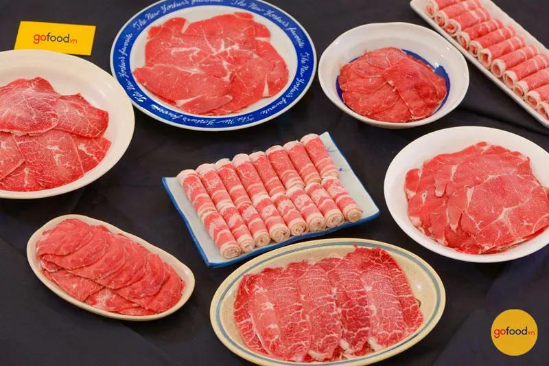 Dia thịt bò tươi ngon, thái lát mỏng, sẵn sàng để chế biến lẩu bò