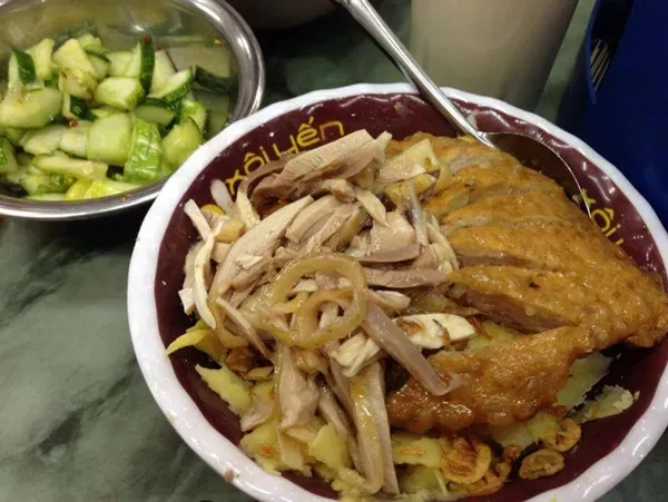 Đĩa xôi ngô với lạc rang và hành phi, món ăn đêm dân dã nhưng đầy hấp dẫn