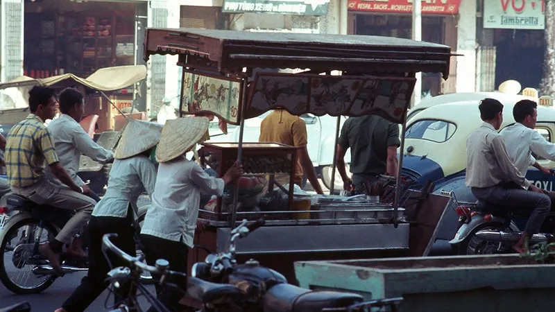 Xe hủ tiếu được đẩy đi bán khắp các tuyến đường của Sài Gòn.