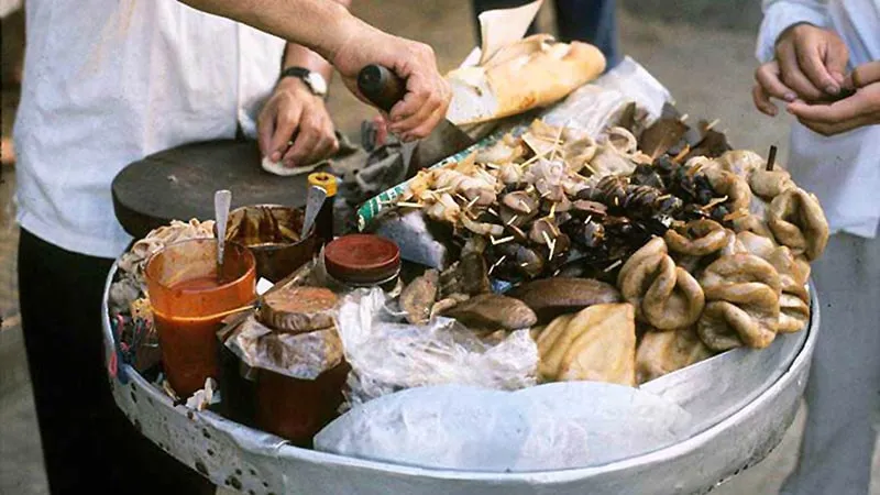 Mâm phá lấu với đủ loại lòng với phần nước sốt đặc sệt, ăn cùng dưa leo, cà rốt.