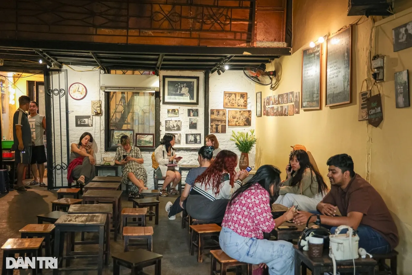 Không gian hoài cổ tại Cà phê Đinh gần Hồ Hoàn Kiếm