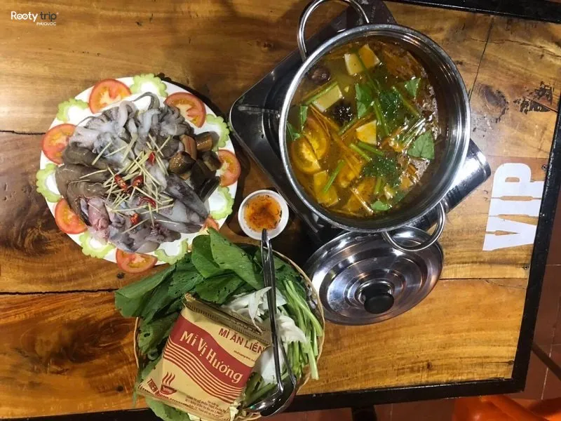 Lẩu hải sản tại nhà hàng Nam Phương