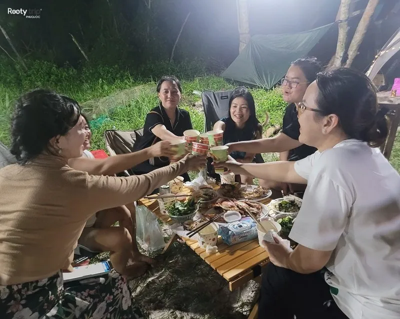 Ăn hải sản và camping tại Quán Con Sao Biển