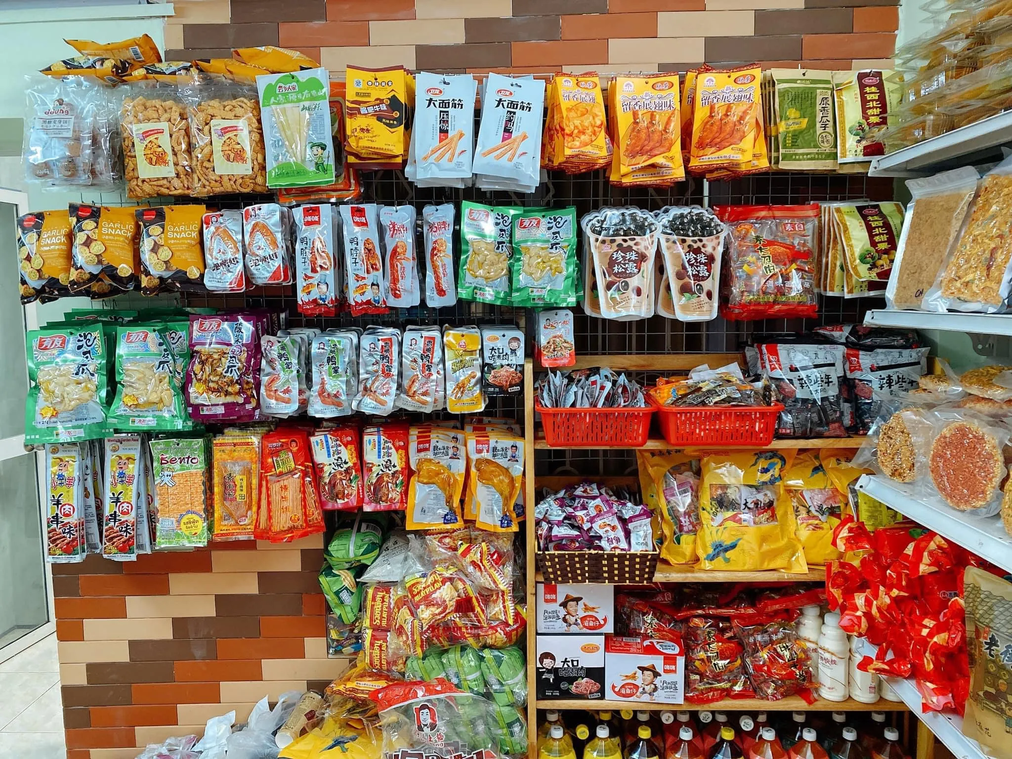 Các sạp hàng đồ ăn vặt tại chợ đầu mối truyền thống cung cấp nguồn hàng sỉ