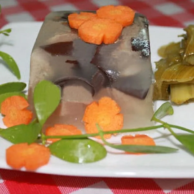 Thành phẩm gà nấu đông da heo