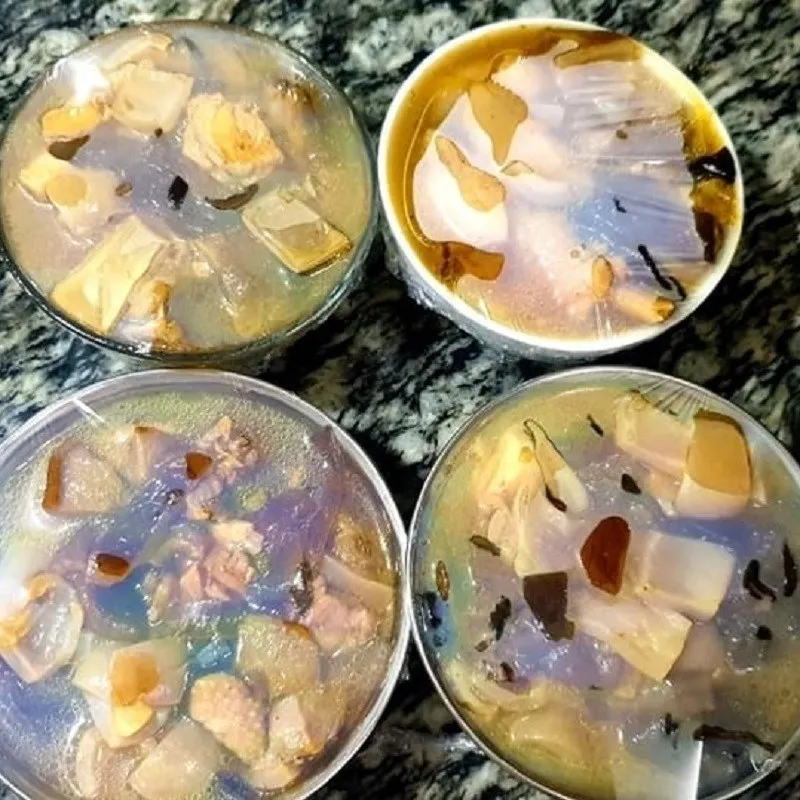 Đổ khuôn gà nấu đông