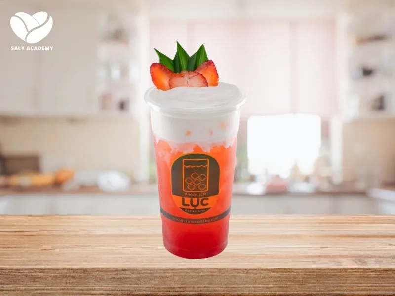 Ly trà dâu kem cheese kết hợp hoàn hảo giữa vị chua ngọt của dâu tây và lớp kem cheese béo ngậy