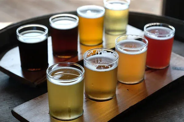 Các loại bia và rượu mạnh phổ biến tại quầy bar