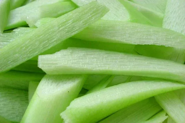 Dọc mùng tươi xanh sau khi sơ chế