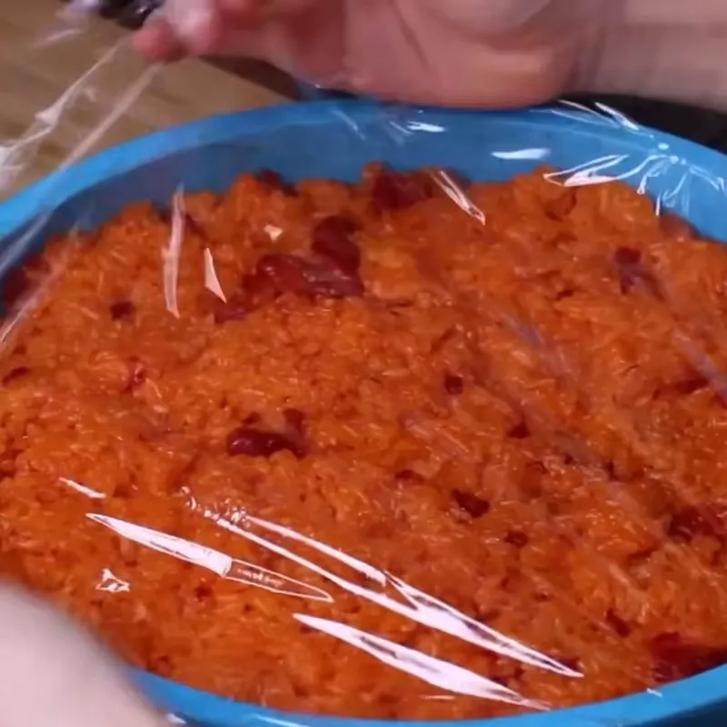 Trình bày thành phẩm cách nấu xôi gấc với nước cốt dừa