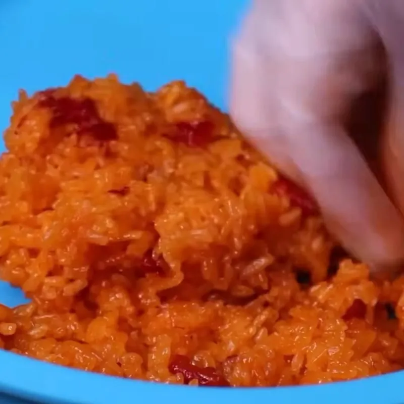 Đóng khuôn đẹp mắt cho cách nấu xôi gấc với nước cốt dừa