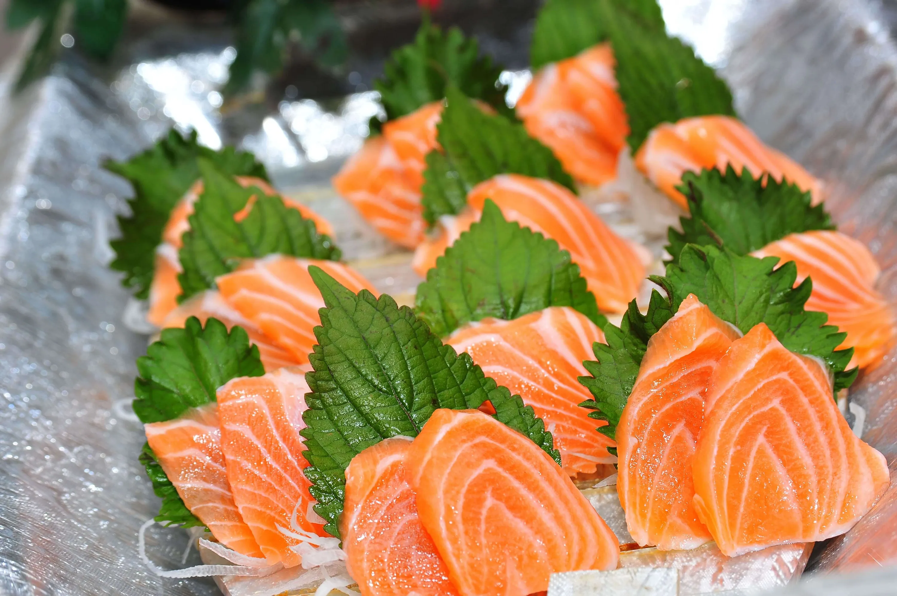 Sashimi cá hồi tươi rói chuẩn E-E-A-T tại nhà hàng