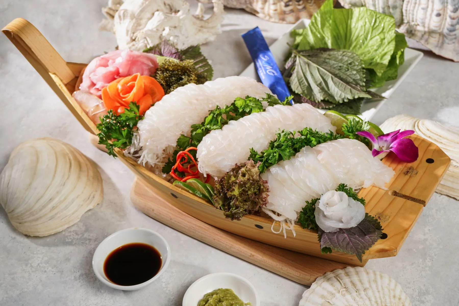 Đĩa sashimi cá bơn Hàn Quốc tươi sống, thái lát mỏng, ăn kèm wasabi và nước tương