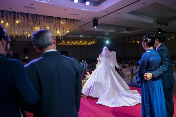 Bố trí bàn tiệc tròn truyền thống sang trọng tại Vita Palace