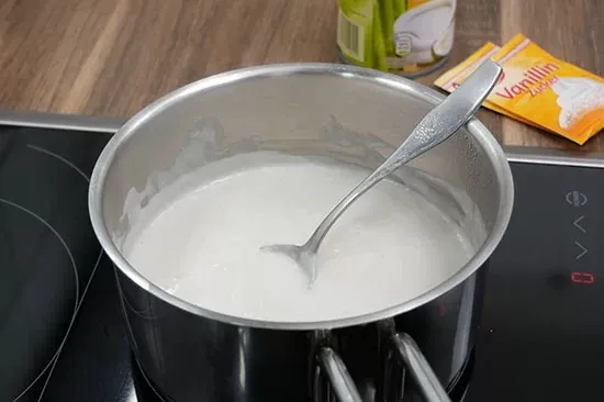 Nước cốt dừa sánh mịn là linh hồn của món chè bắp chuẩn vị