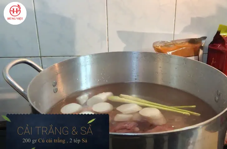 Đun nước dùng mì cay