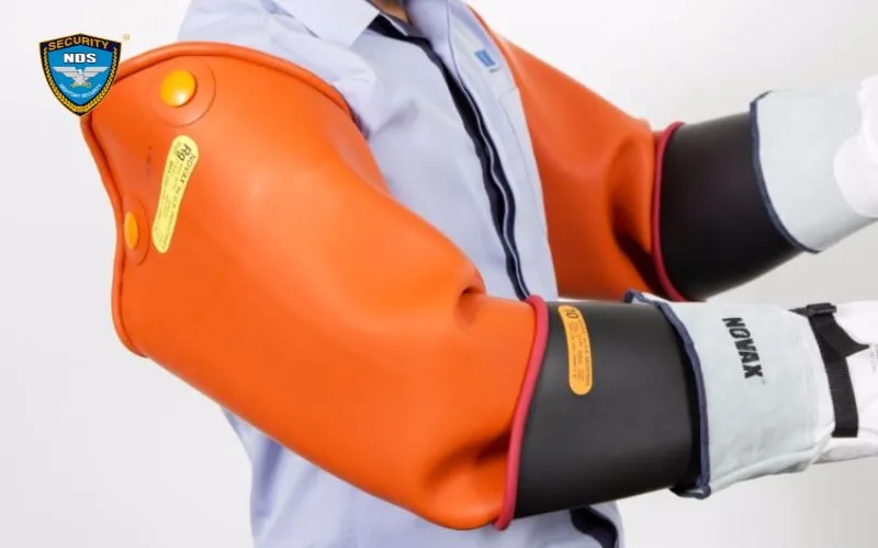 Tay áo cách điện bảo vệ cánh tay khi thao tác trong không gian hẹp