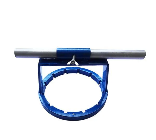 Sử dụng dụng cụ mở nắp bình 20 lít