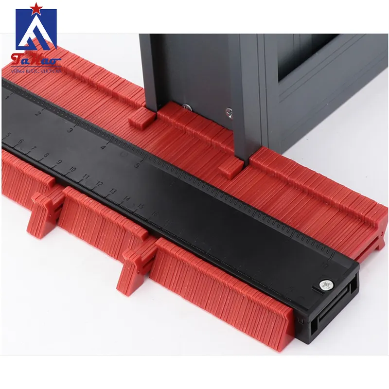 Thước sao chép hình dạng giúp cắt gạch khít góc phức tạp quanh ống nước và cột nhà