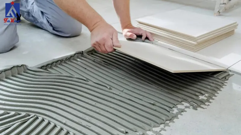 Sử dụng đúng dụng cụ ốp lát gạch và tuân thủ quy trình an toàn lao động đảm bảo hiệu quả thi công