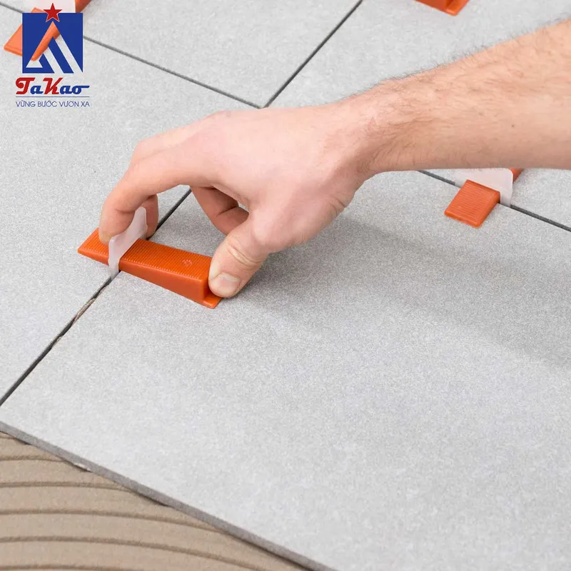 Túi rút keo giúp bơm keo trét mạch vào khe gạch một cách chính xác và nhanh chóng