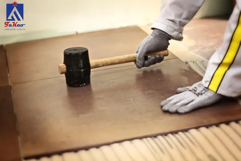 Búa cao su 500-800g giúp ép gạch bám chặt vào lớp keo mà không làm vỡ hoặc nứt gạch