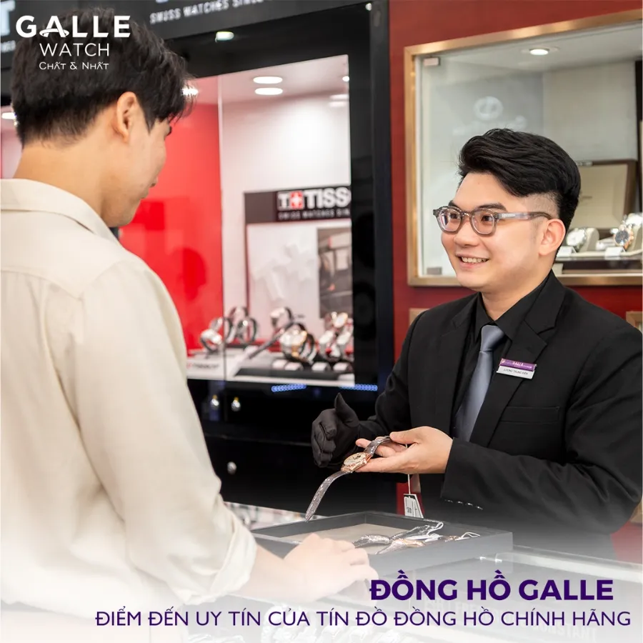 Chuyên gia kỹ thuật đang sử dụng dụng cụ sửa chữa đồng hồ chuyên dụng