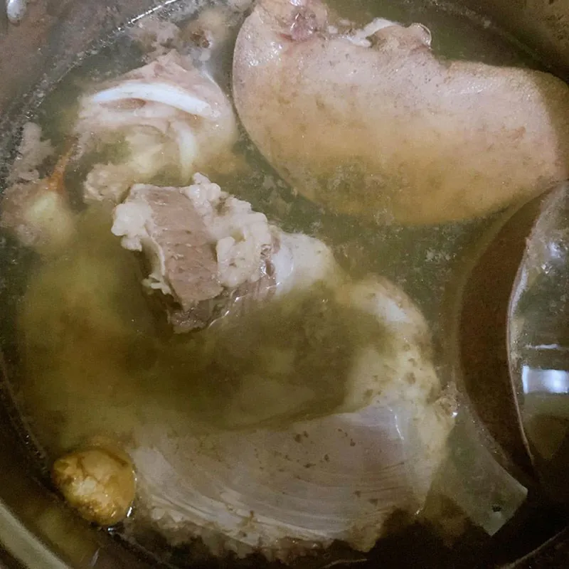 Dùng tăm châm nhẹ là mẹo nhỏ để dồi không bị vỡ khi luộc