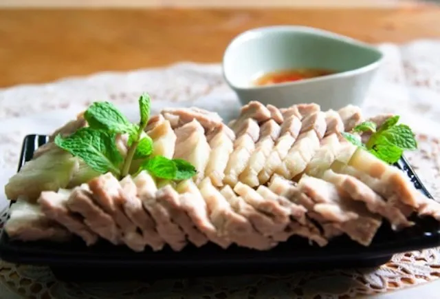 Thịt heo luộc thái mỏng trình bày bắt mắt kèm nước chấm đậm đà