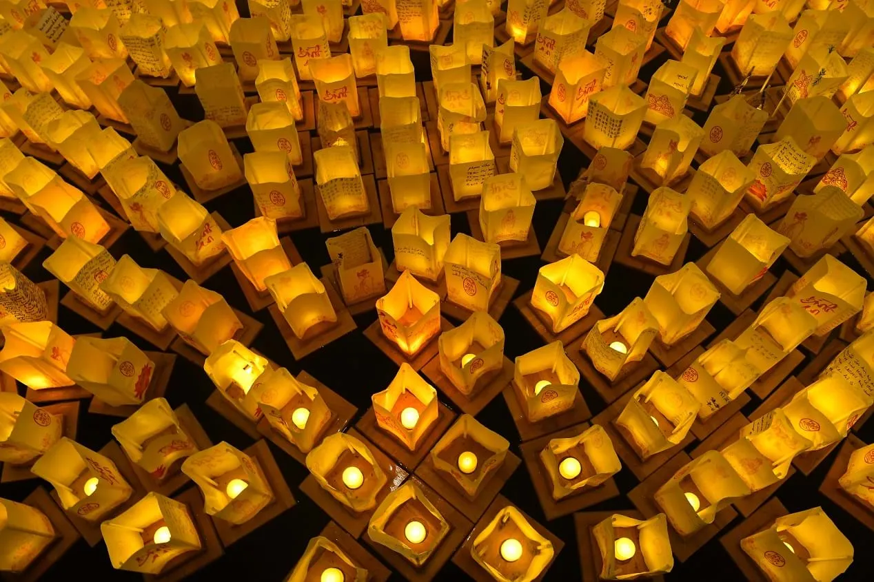 Hàng nghìn hoa đăng mang theo những lời ước nguyện tốt đẹp vì hòa bình thế giới